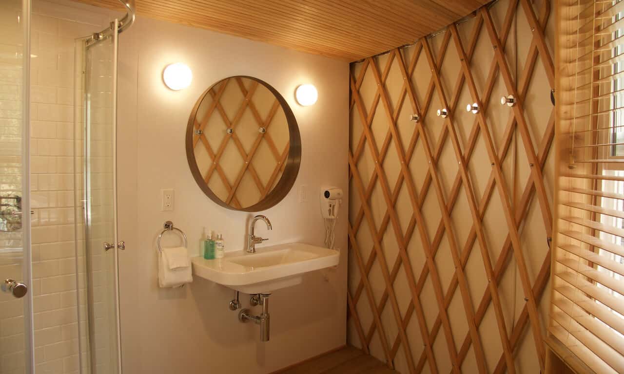 bathroom_1_yurt_uz71tc Lakedale Resort