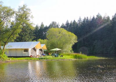 Cottages with picnic table at Lakedales San Juan Island campsite